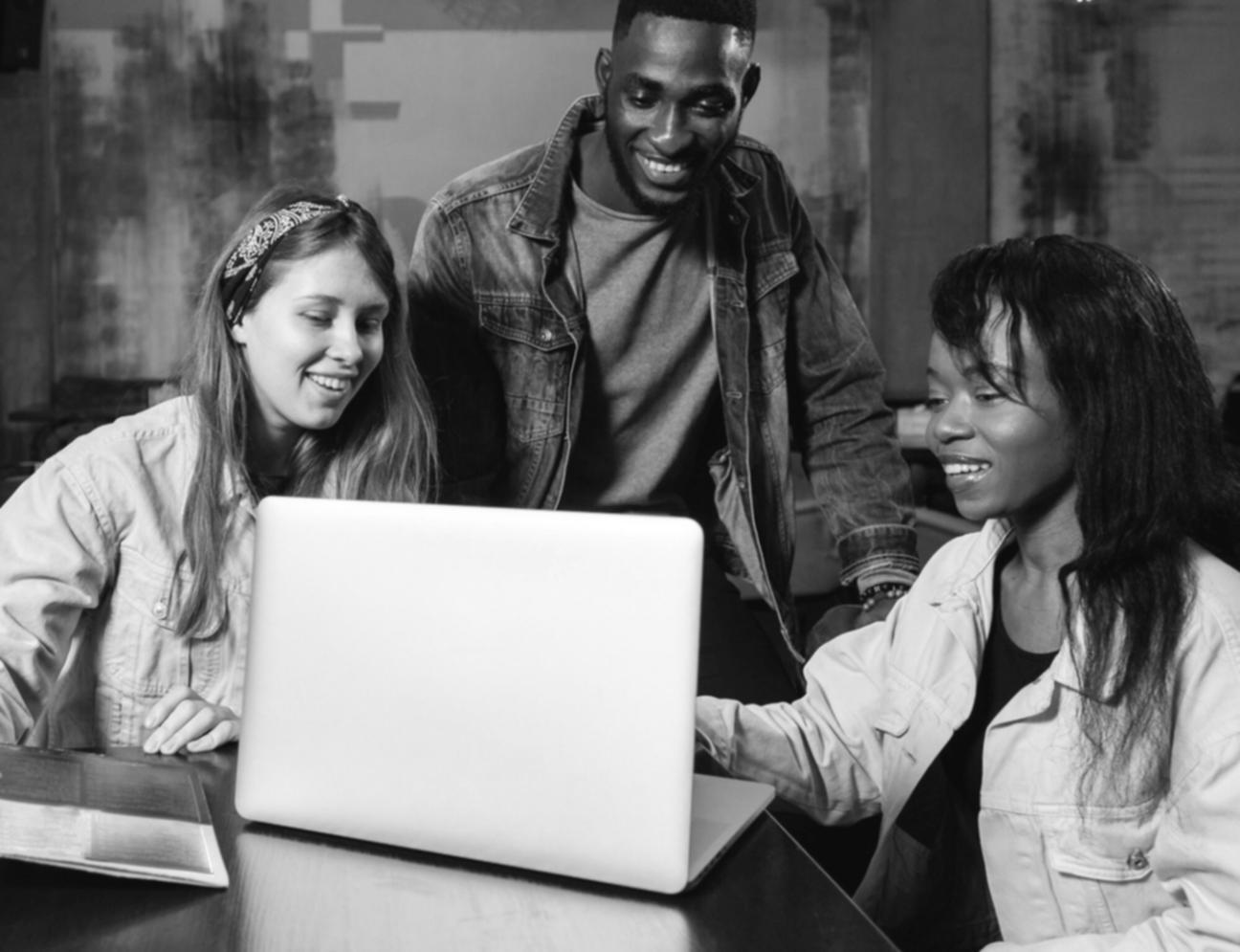 Séance de travail collaboratif sur l'optimisation budgétaire